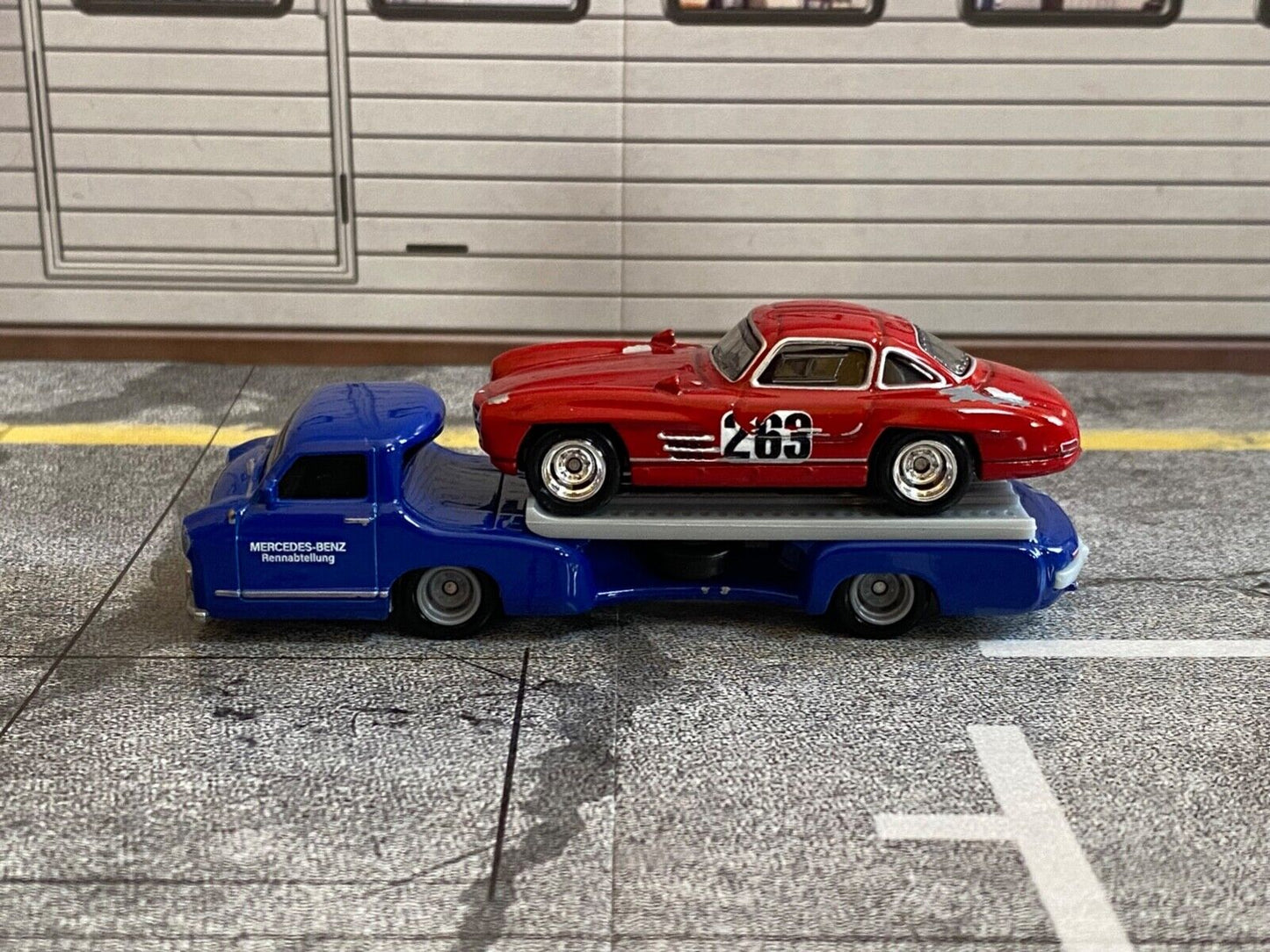 Mercedes Benz Renntransporter + 300 SL #263 Jay Leno´s Garage ot Wheels 1:64
