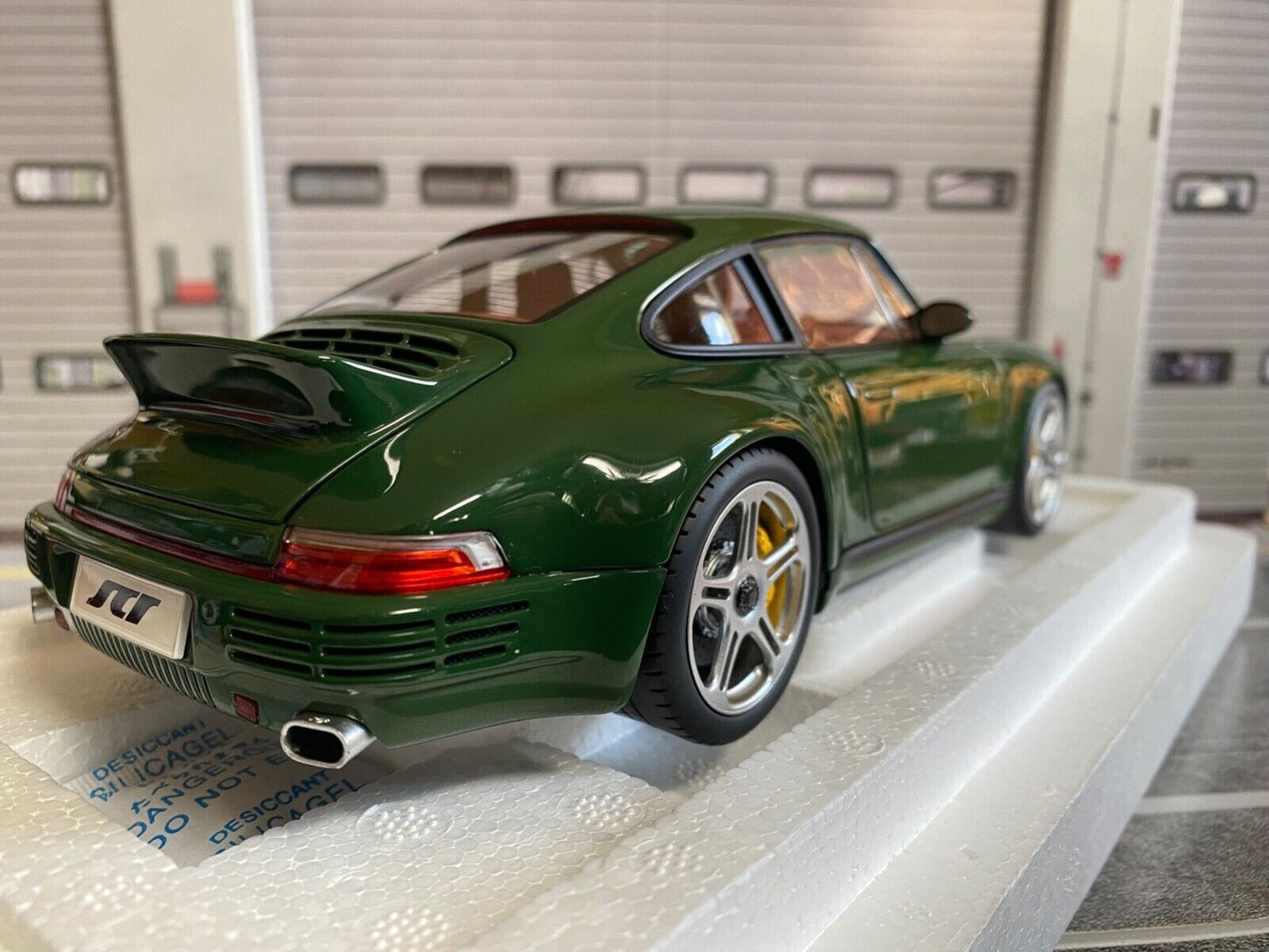 Porsche 911 964 RUF SCR COUPE 2018 Almost Real Neu in OVP 1:18