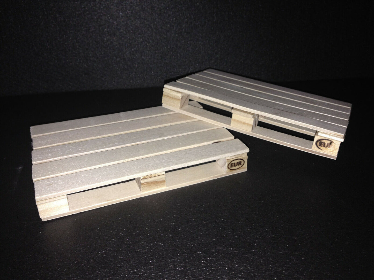 2 Paletten Holz mit EUR-Brandzeichen für Lkw Ladegut Maßstab ca. 1:10 1:12 1:14
