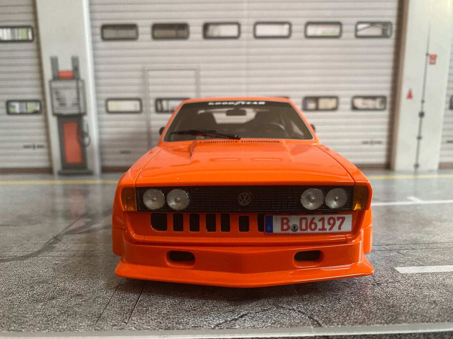 VW Scirocco GT Gr.2 Breitbau Orange mit roter 06er Nummer Tuning Diorama 1:18