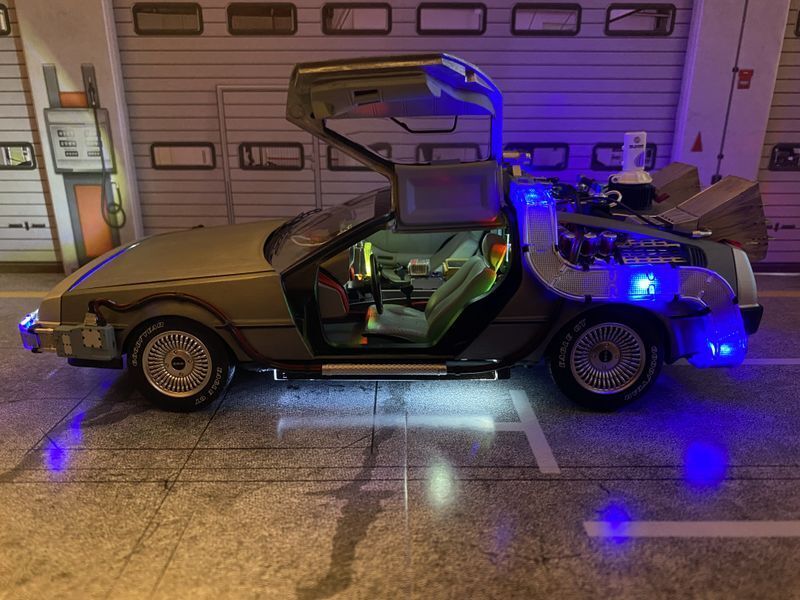 DeLorean Back to the Future Zurück in die Zukunft Hot Wheels Sound & Light 1:18