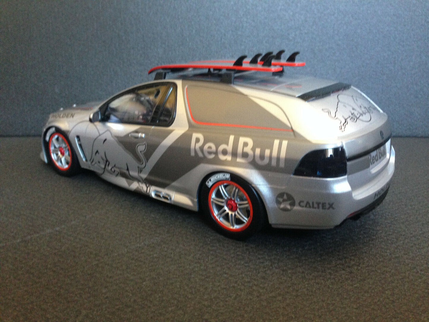 Holden Triple Eight 888 Project Sandman TributeEdt RED BULL BR18601A Biante 1:18