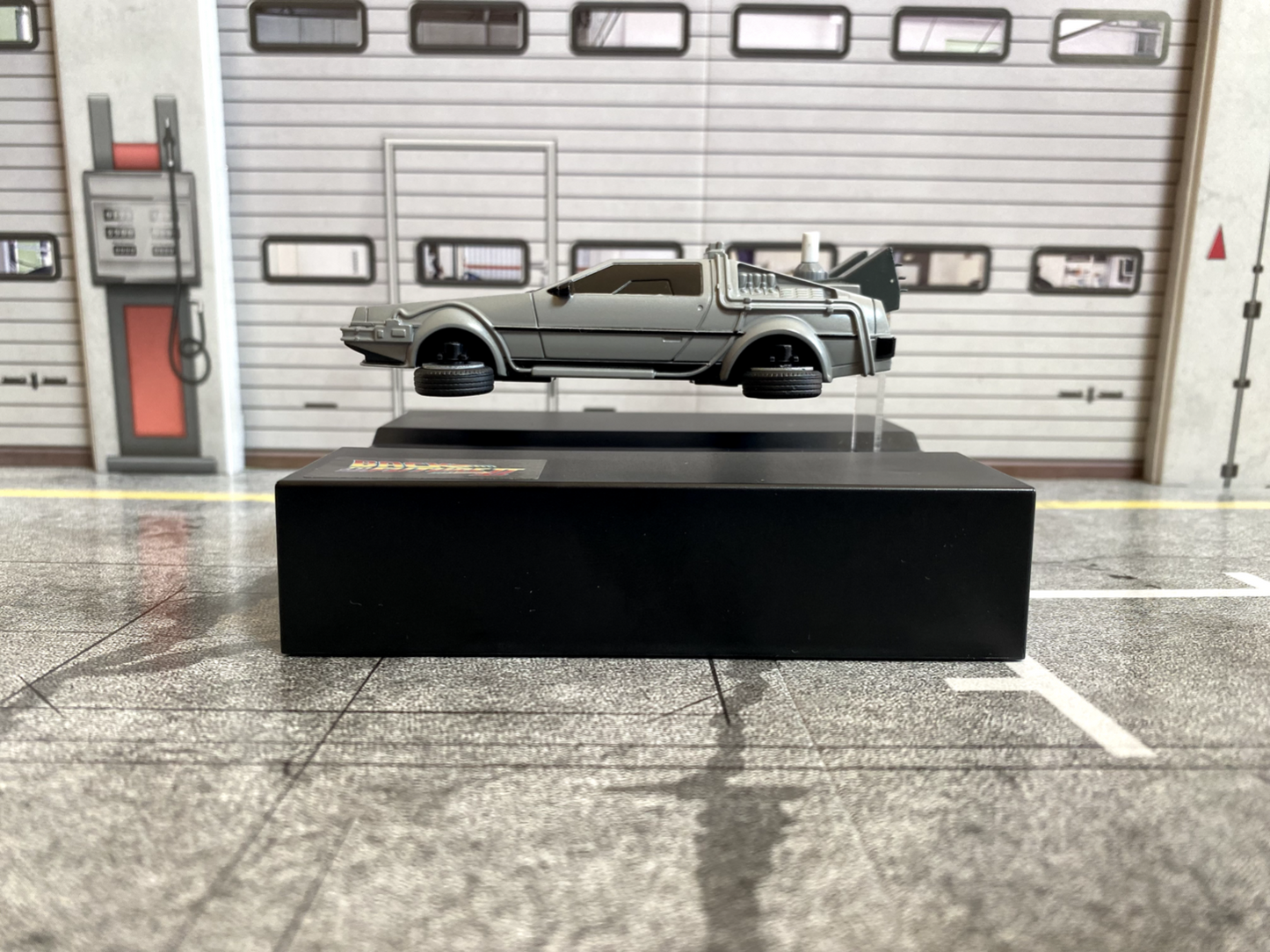 Floating DeLorean Back To The Future Zurück in die Zukunft SCHWEBEND neu 1:43