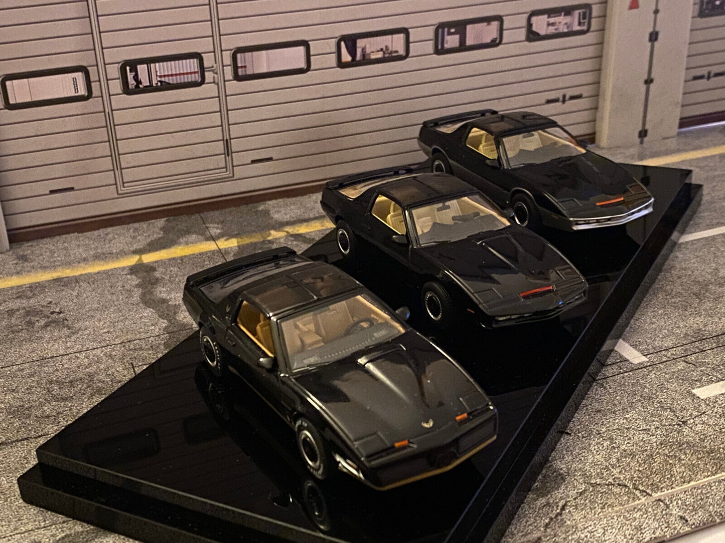 Knight Rider 3er-Set Michael Long First Car + K.I.T.T. + K.A.R.R. + Vitrine 1:43