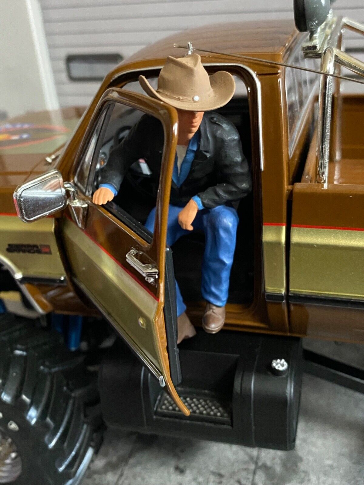 GMC FALL GUY Ein Colt für alle Fälle Monster Truck Umbau "1 of 1" + Figuren 1:18