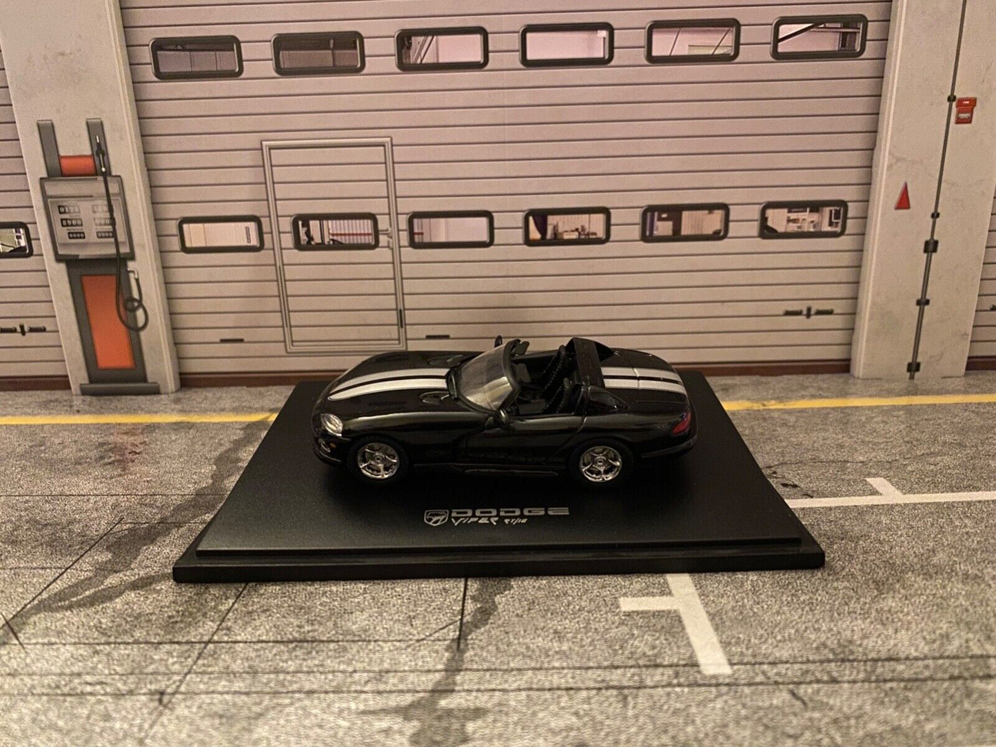Dodge Viper RT/10 schwarz mit silbernen Streifen 1:43