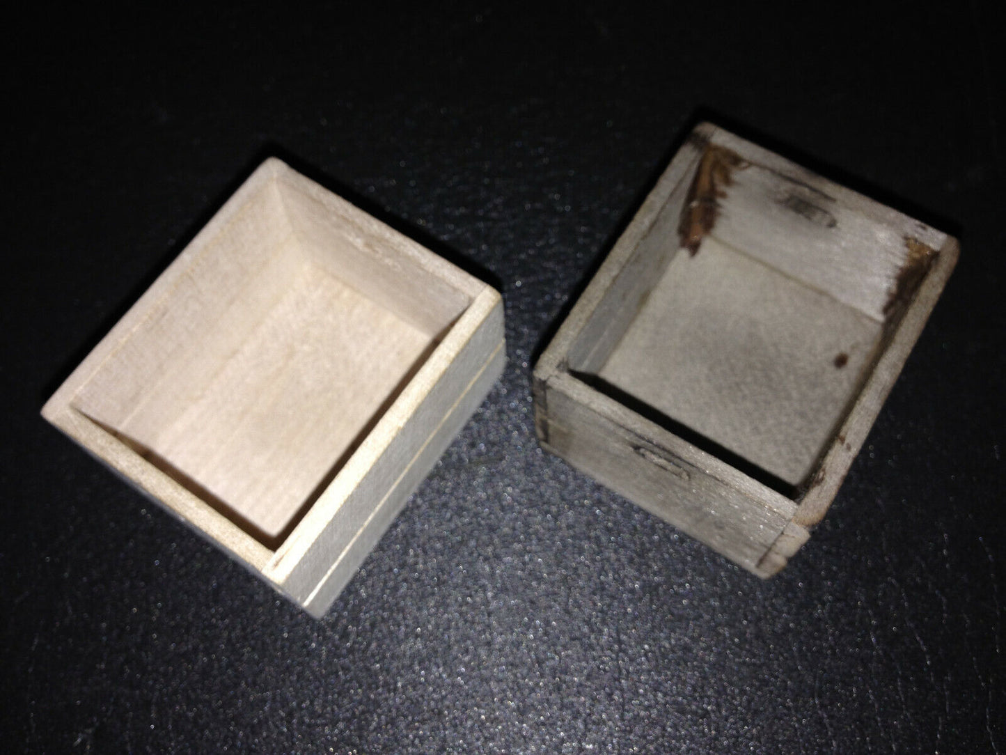 Kohlenkiste aus Holz gealtert mit Briketts u. Brandzeichen für Lkw Ladegut 1:12