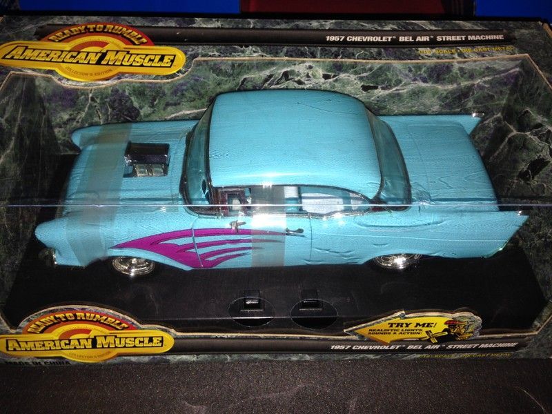 Chevy 57 Bel Air READY TO RUMBLE Licht + Motorsound Chevrolet 1957 ERTL 1:18