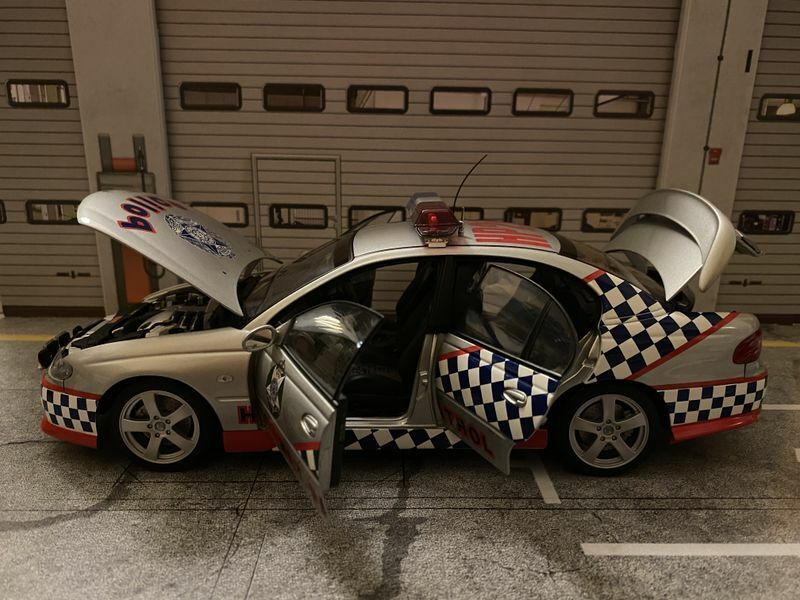 Holden Commodore VX SS Victoria Police SMART Highway Patrol Polizei AUTOart 1:18