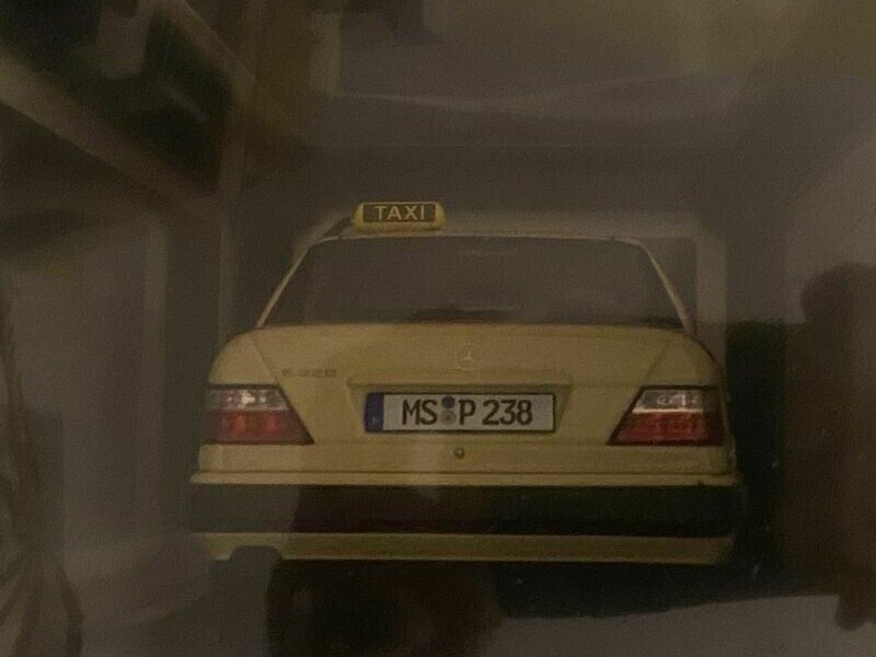 Mercedes Benz E-Klasse W124 Taxi Tatort Münster mit "ARD 20:15 Uhr" Wecker 1:18