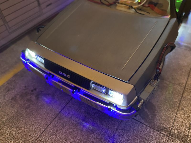 DeLorean Back to the Future Zurück in die Zukunft Hot Wheels Sound & Light 1:18