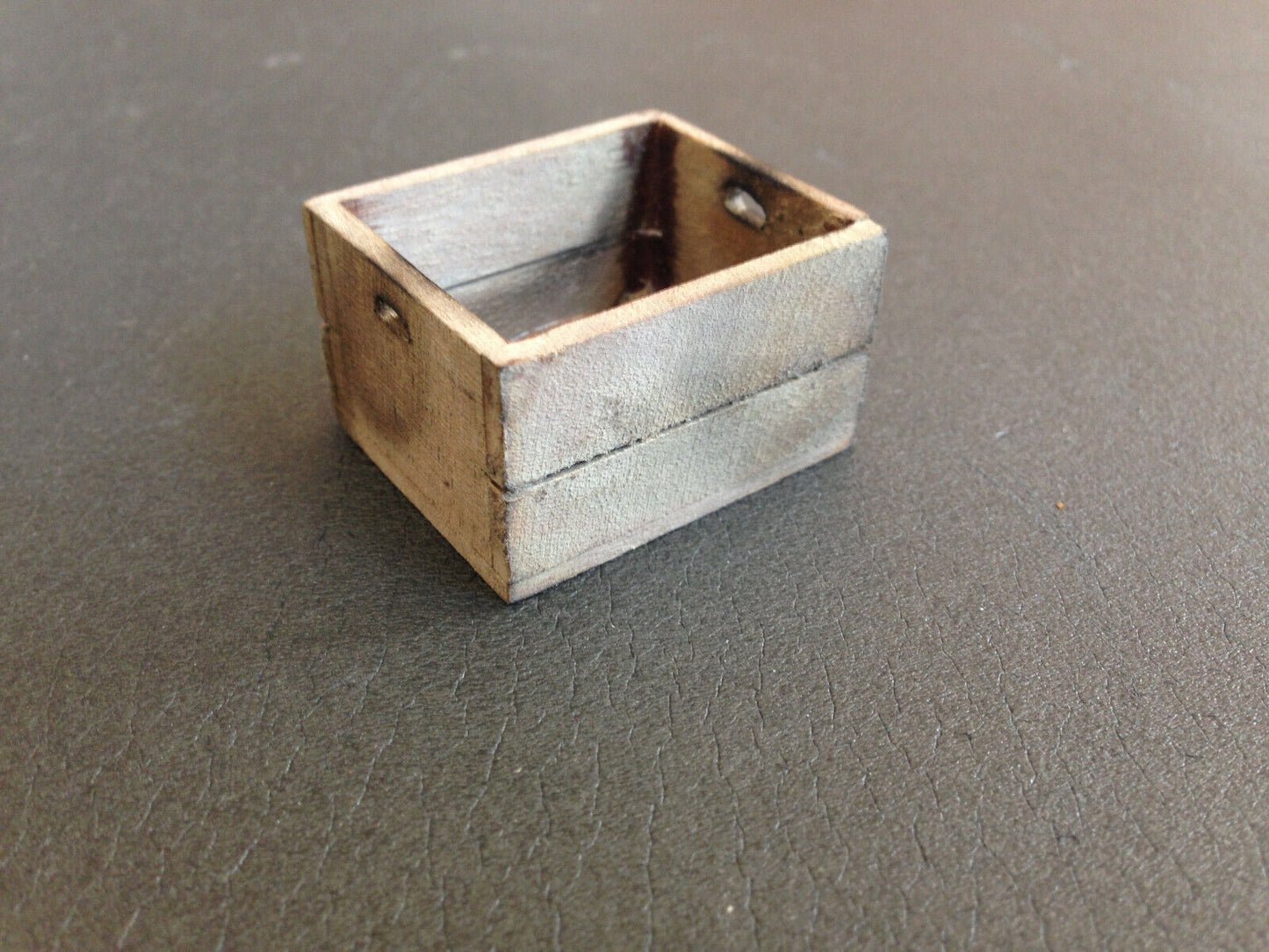 Kohlenkiste gealtertes Holz für Puppenhaus und als Ladegut für Lkw 1:12 Diorama