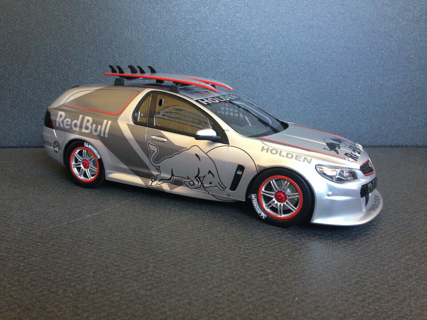 Holden Triple Eight 888 Project Sandman TributeEdt RED BULL BR18601A Biante 1:18