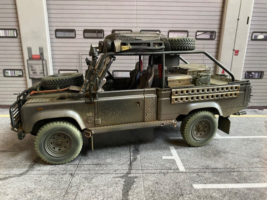 Land Rover Defender Tomb Raider weathered + Lara Croft Figur Angelina Jolie 1:18