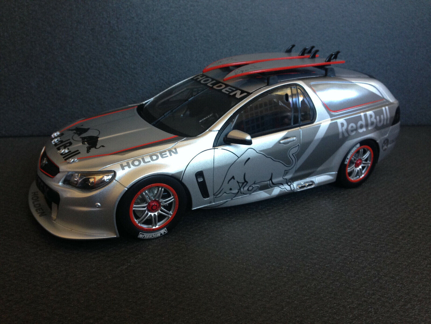 Holden Triple Eight 888 Project Sandman TributeEdt RED BULL BR18601A Biante 1:18