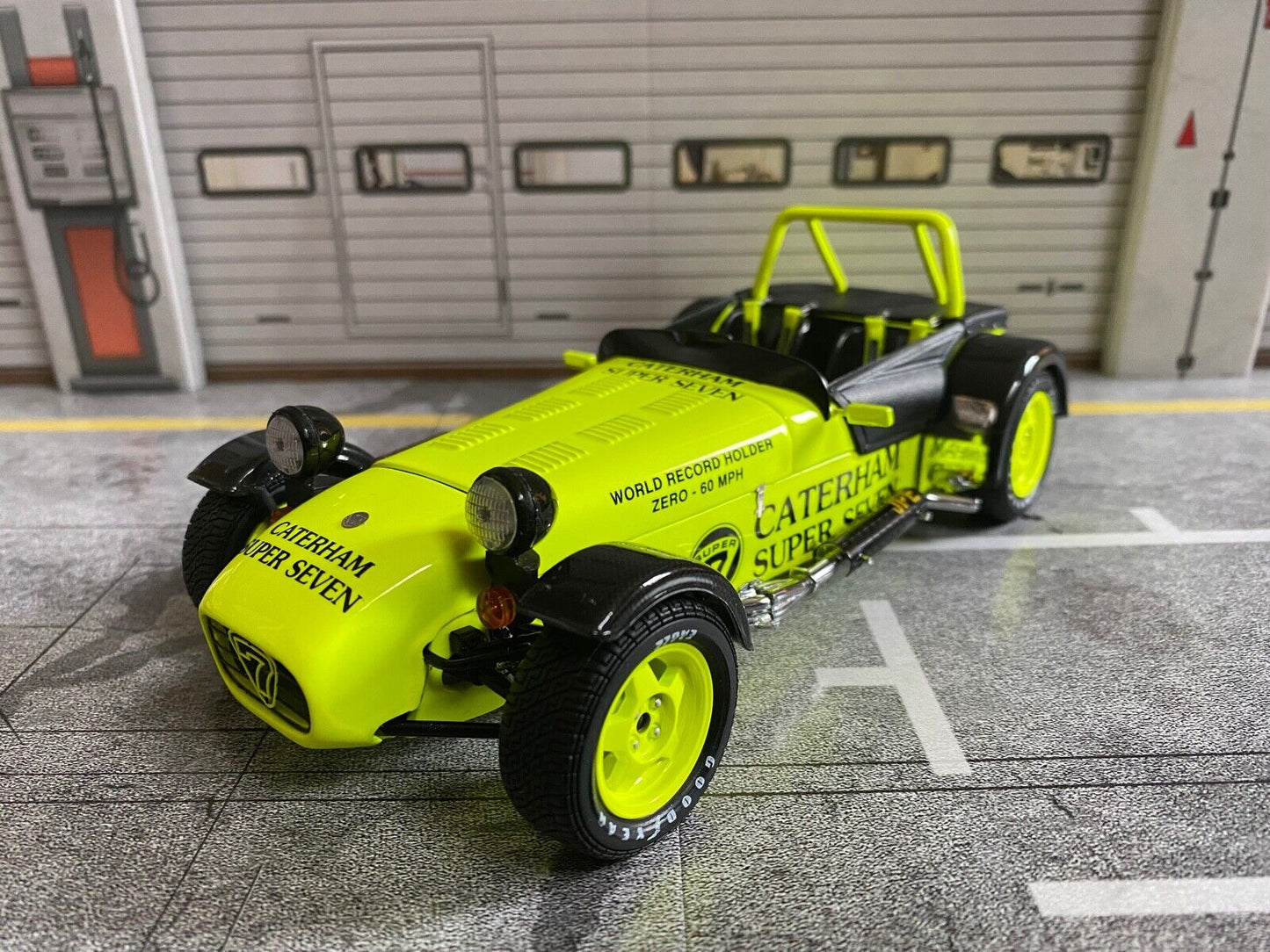 Caterham Super Seven JPE Lotus High End Edition mit Carbon Kotflügel Kyosho 1:18