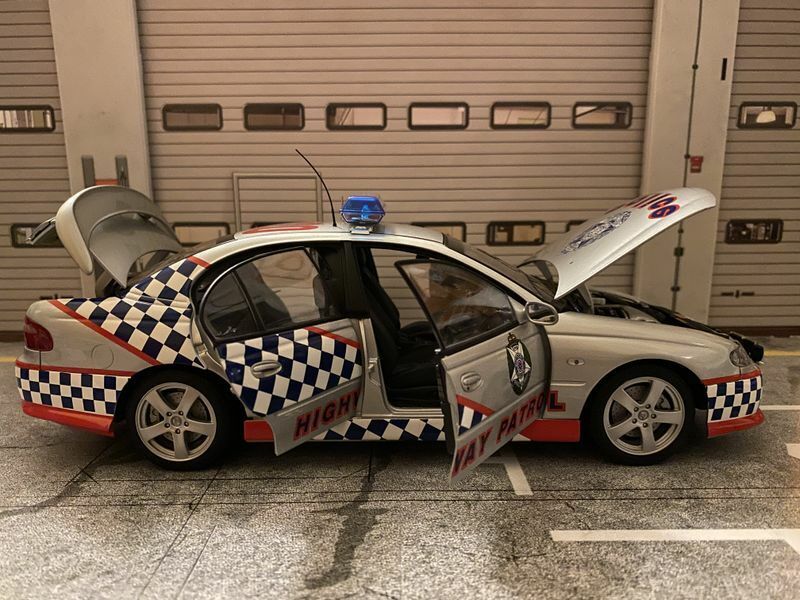 Holden Commodore VX SS Victoria Police SMART Highway Patrol Polizei AUTOart 1:18