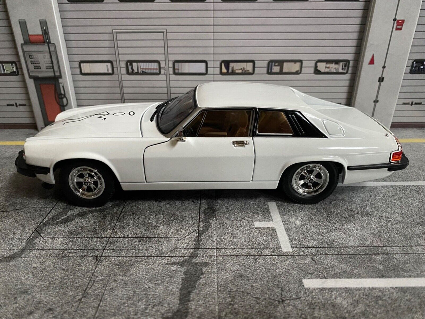 Jaguar XJ-S Simon Templar THE RETURN OF THE SAINT with Saint hood decal XJS 1:18