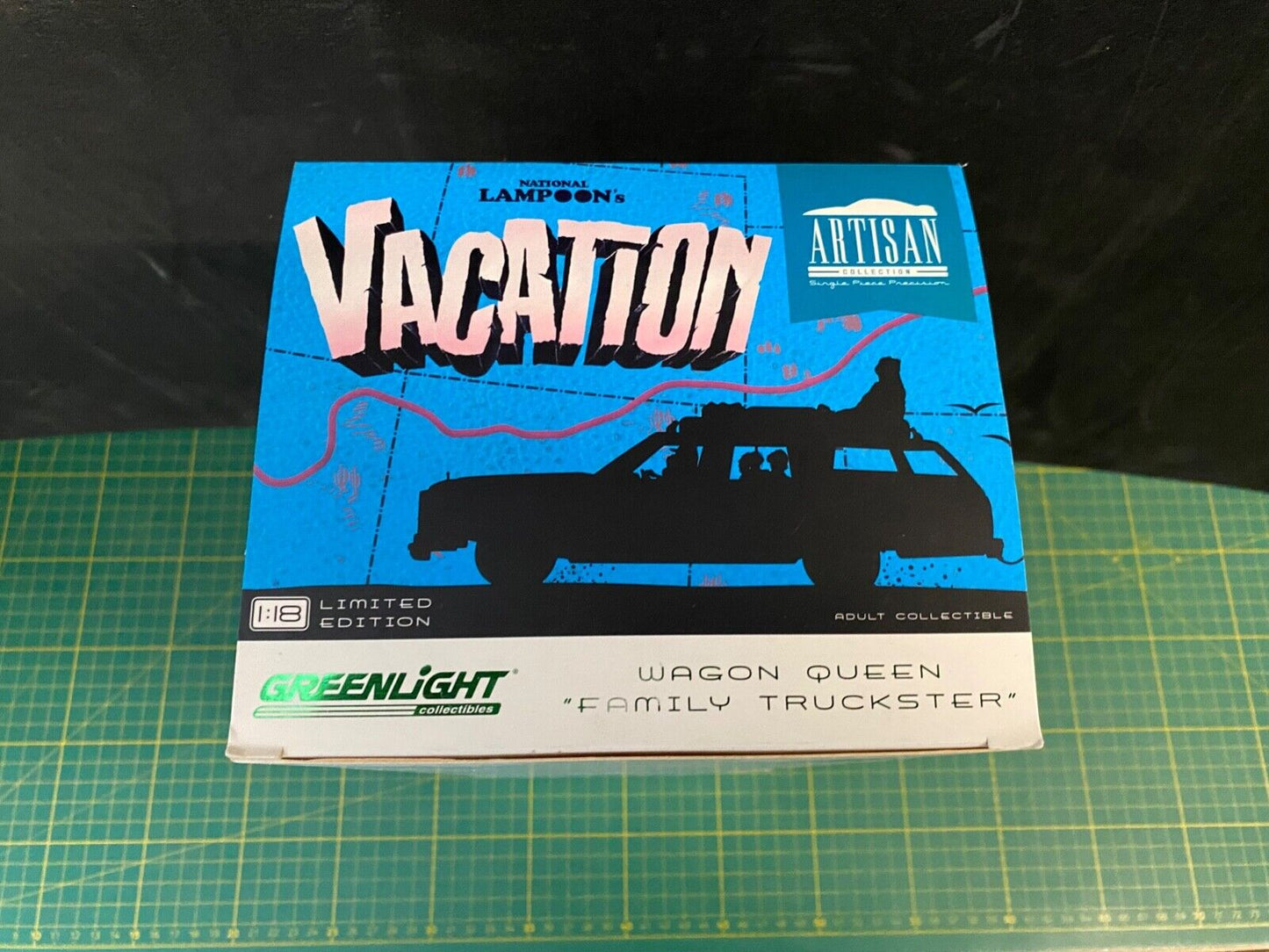 National Lampoon´s Vacation Family Truckster + original Lou Glutz plates 1:18