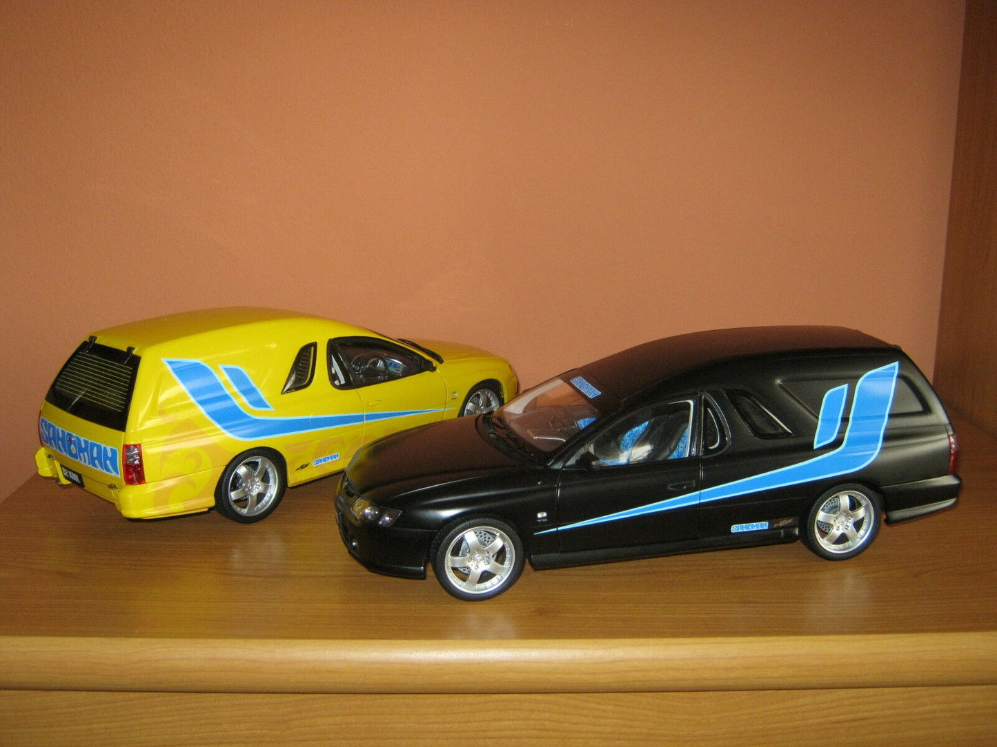 2x Holden Custom Sandman EXPO 2013 Panelvan Classic Carlectables OVP 1:18