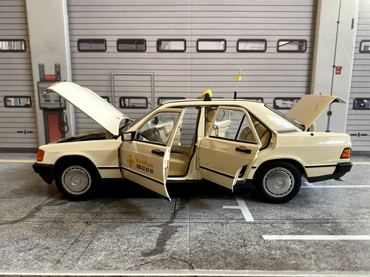 Mercedes Benz 190 E W 201 W201 Taxi Umbau Würfelfunk (alles zu öffnen) 1:18