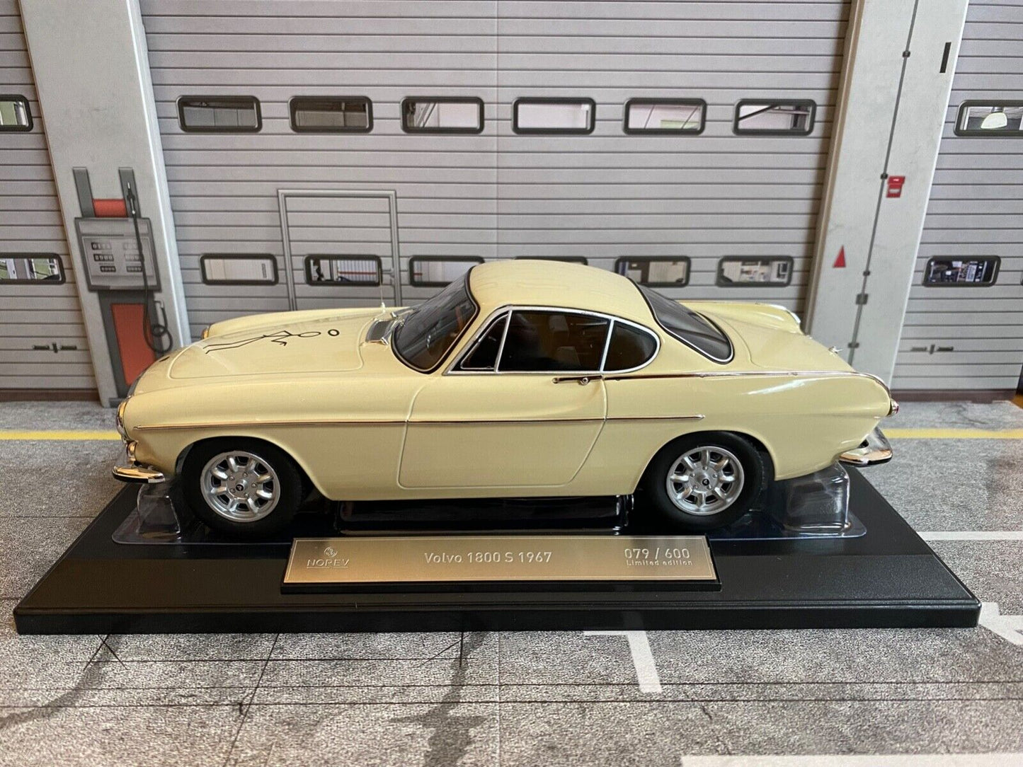 Volvo 1800 S 1967 RHD Simon Templar The Saint with hood decal new in box 1:18