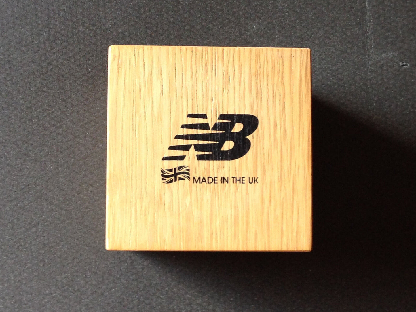 New Balance "Made in the UK" Display Würfel ca. 10 x 10 x 10 cm very rare