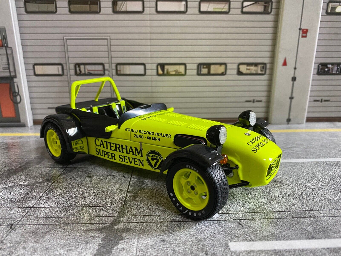 Caterham Super Seven JPE Lotus High End Edition mit Carbon Kotflügel Kyosho 1:18