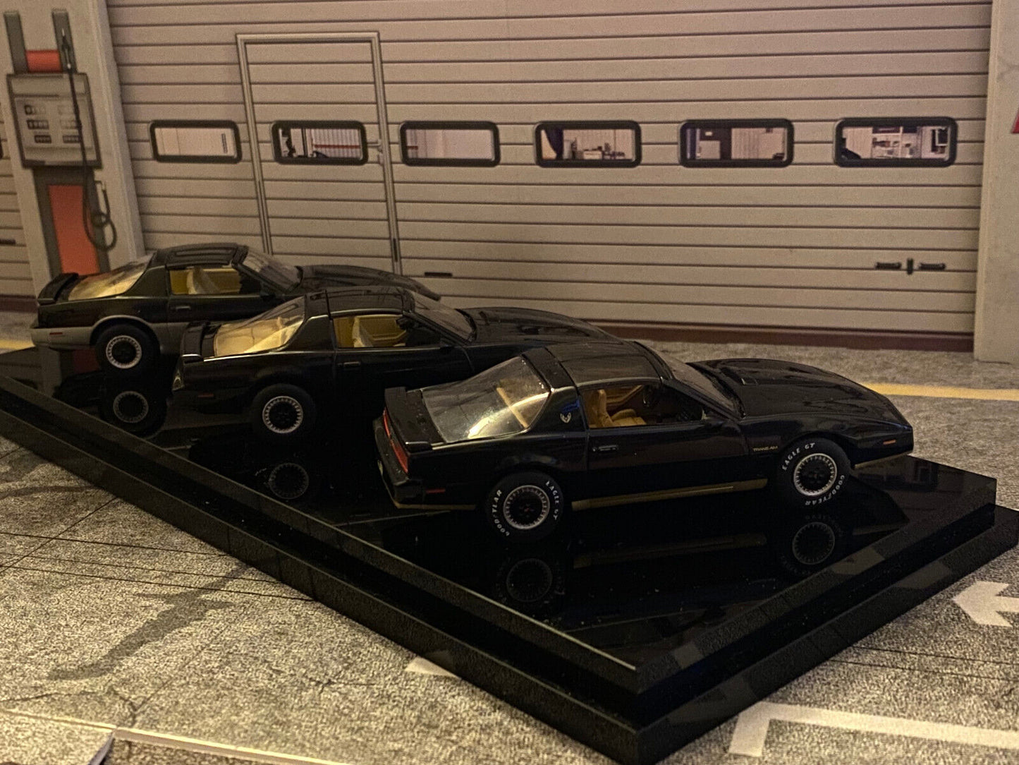 Knight Rider 3er-Set Michael Long First Car + K.I.T.T. + K.A.R.R. + Vitrine 1:43