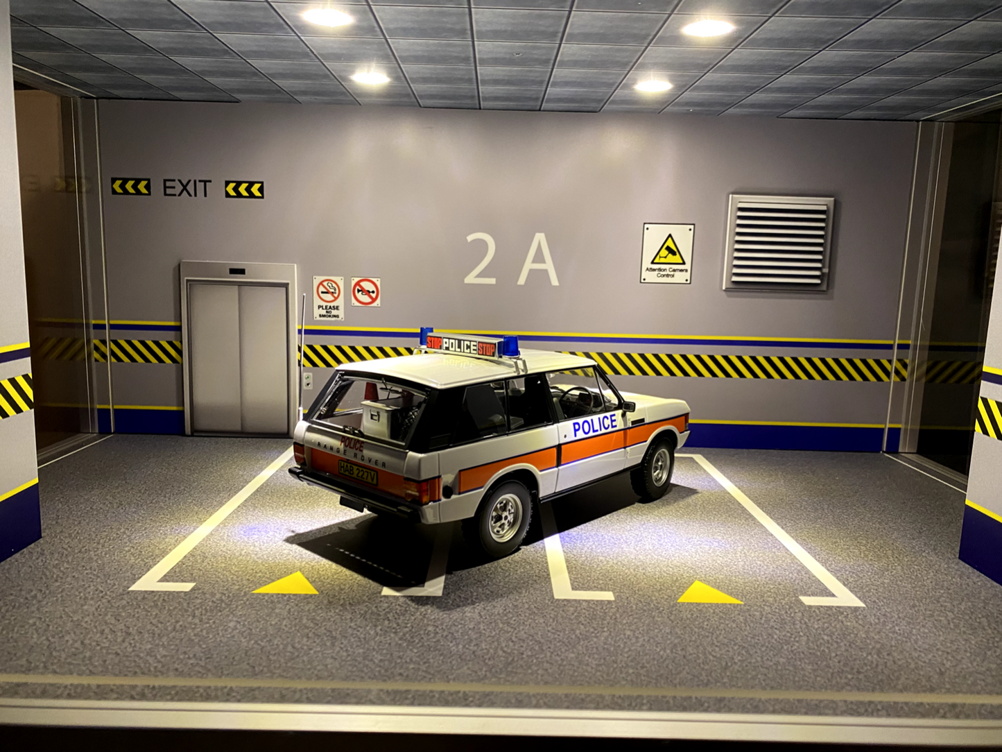 Range Rover Classic Police Car 1980 Almost Real ALM810115 + Figur Neu OVP 1:18