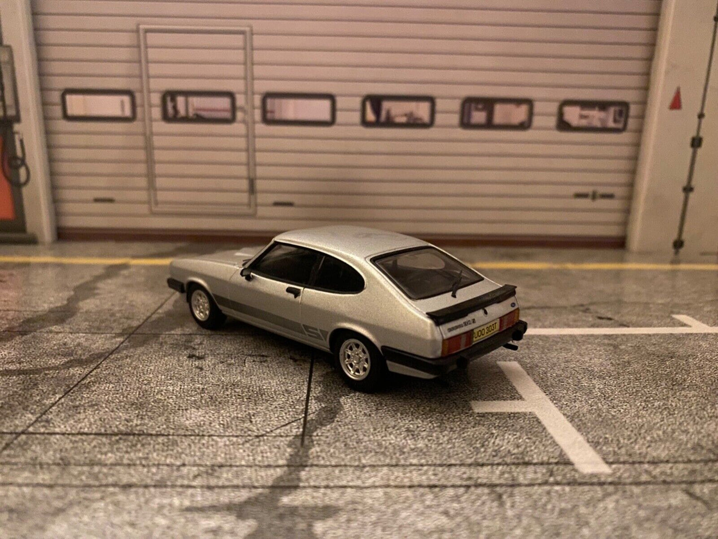 Bodie´s Ford Capri 3.0S The Professionals Die Profis RHD Mk3 MkIII Silber 1:43