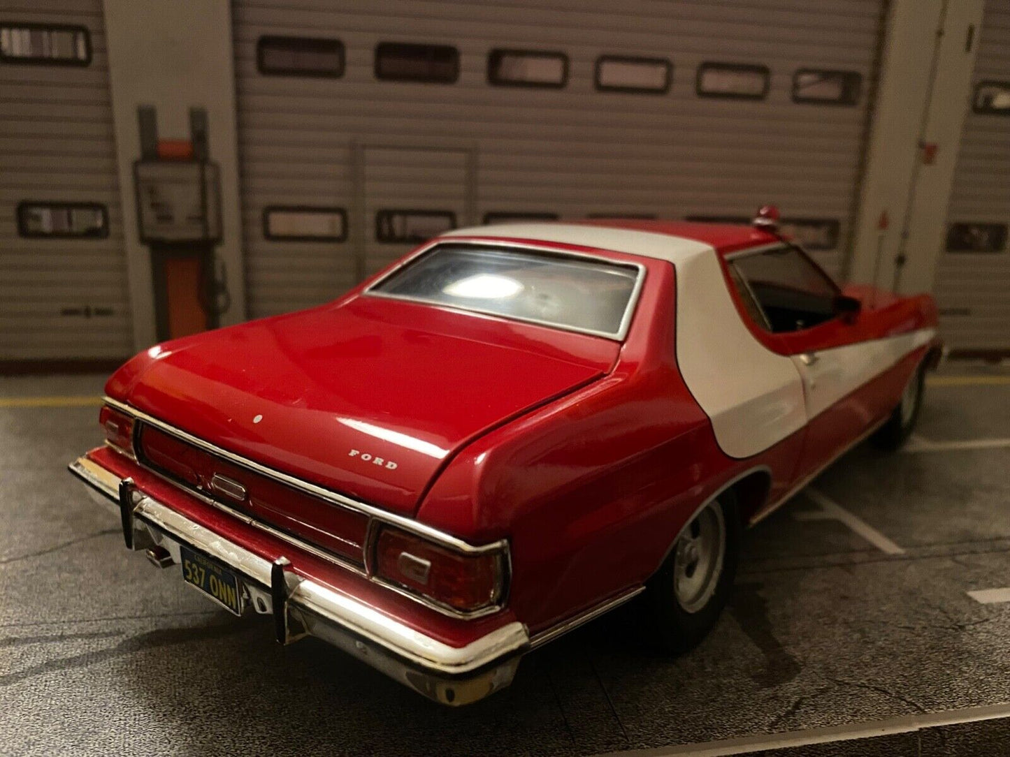 Starsky & Hutch Ford Gran Torino Umbau mit Beleuchtung Licht Teardrop Light 1:18
