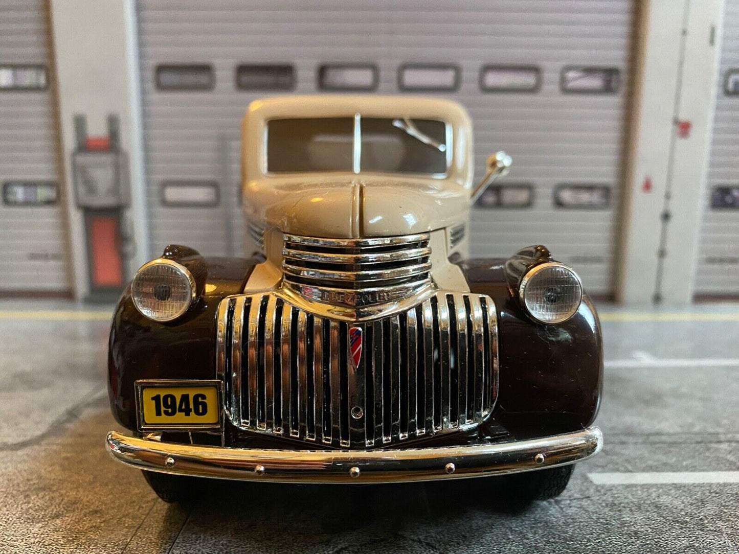 1946 Chevy Pick Up 80s Basis für MacGyver TV-Serien Pickup Umbau NEU 1:18 / 1:19