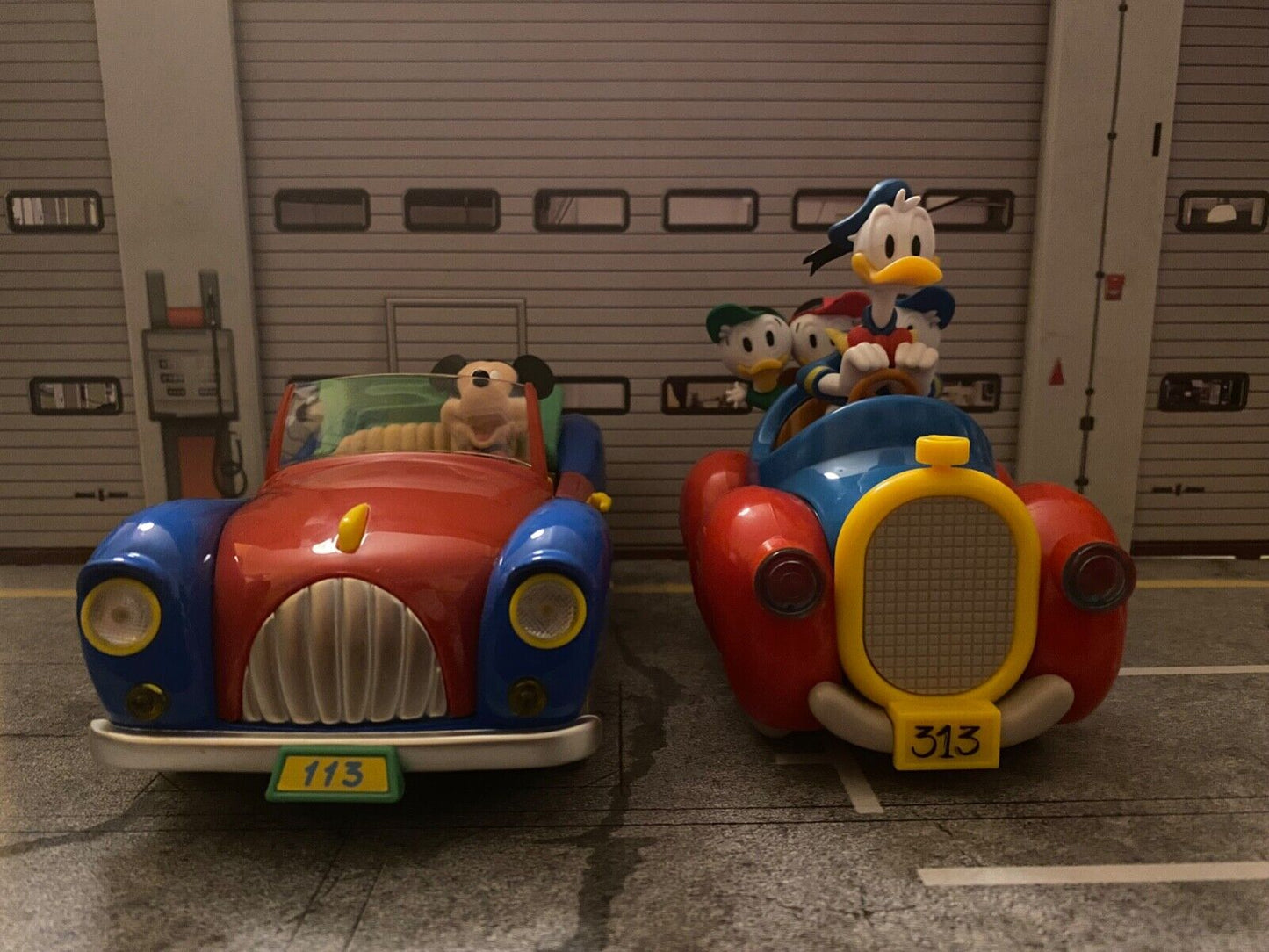 Donald Duck 313 Auto mit Figuren Donald, Tick Trick und Track Disney NEU 1:18