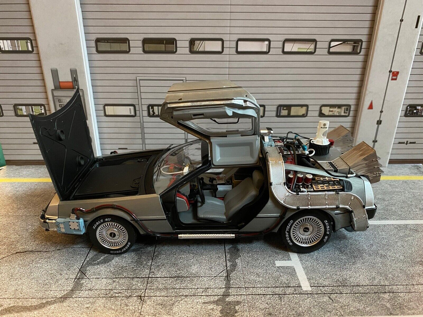 DeLorean Back to the Future Zurück in die Zukunft Hot Wheels Sound & Light 1:18