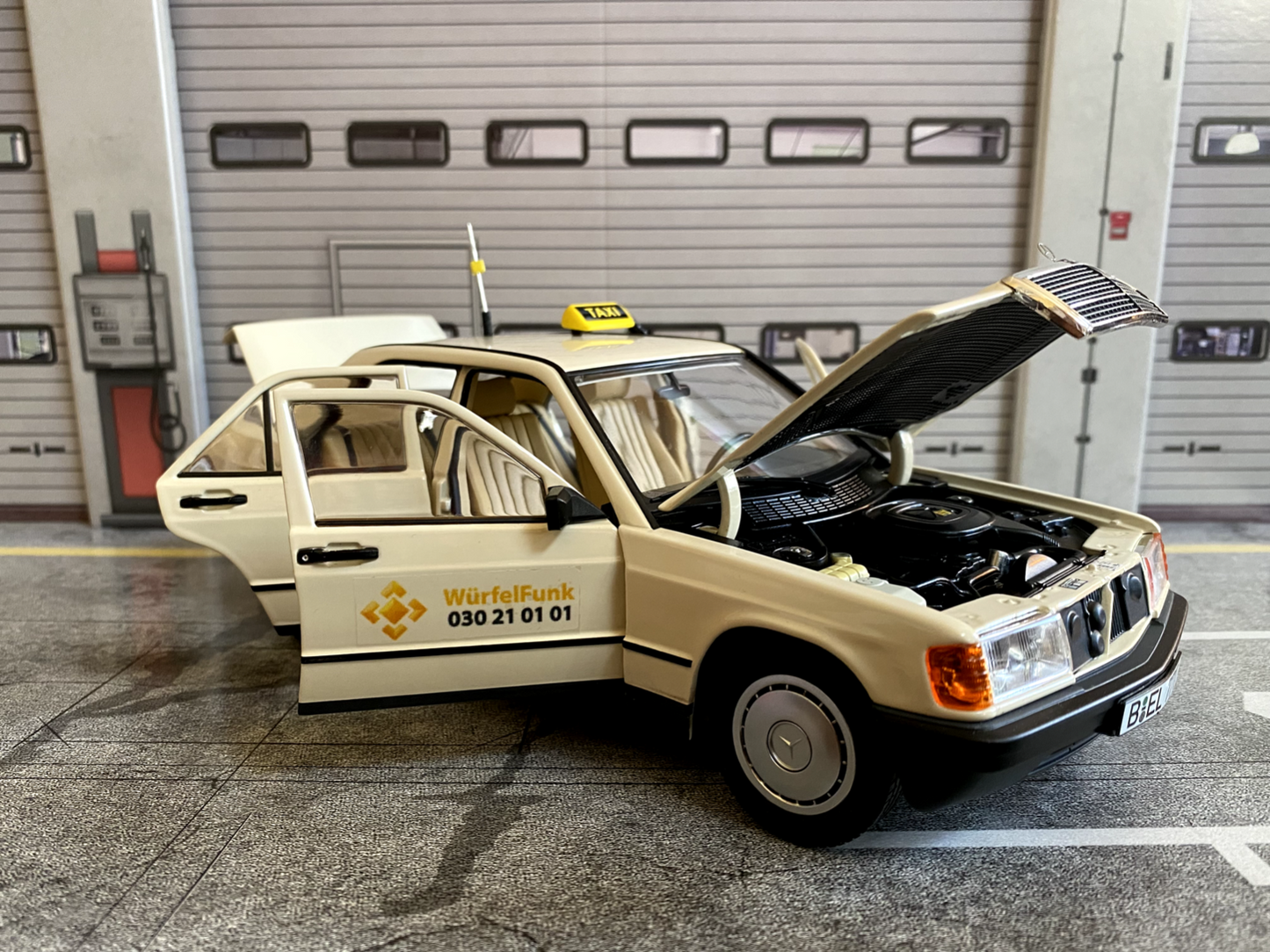 Mercedes Benz 190 E W 201 W201 Taxi Umbau Würfelfunk (alles zu öffnen) 1:18