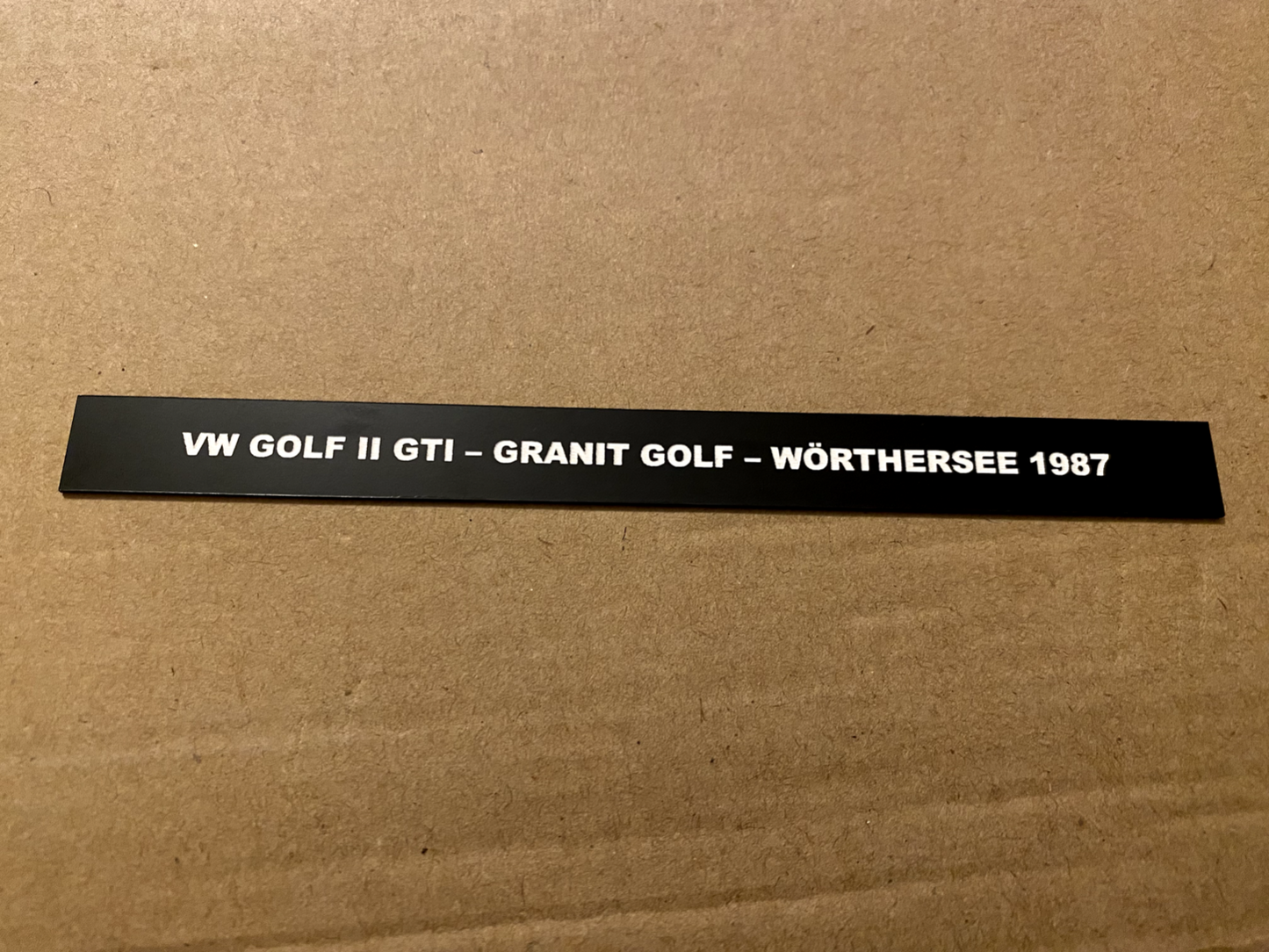 Sockelschild "VW Golf 2 Granit Wörthersee 1987 geprägt & selbstklebend für 1:18