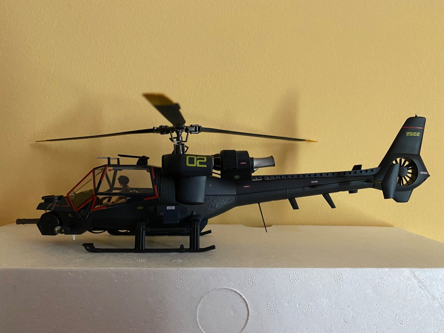 Blue Thunder Helicopter "Das fliegende Auge" Fertigmodell DieCast Organic 1:32