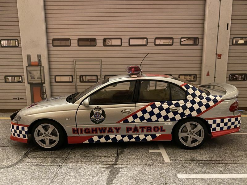 Holden Commodore VX SS Victoria Police SMART Highway Patrol Polizei AUTOart 1:18