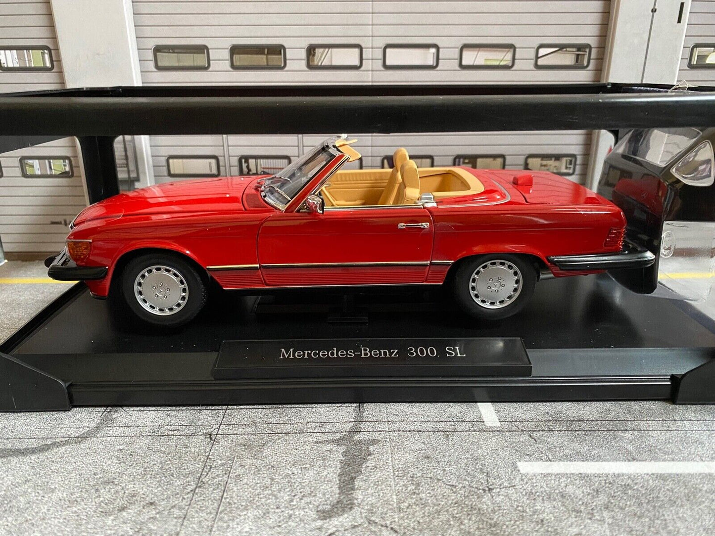 Mercedes Benz 300 SL R107 US-Version MB Dealer Edition B66040623 Norev neu 1:18