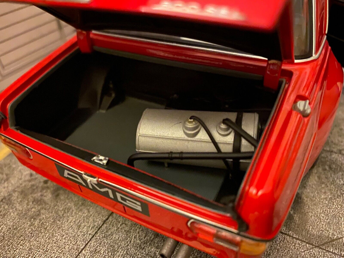 Mercedes Benz 300 SEL 6.8 AMG Rote Sau Die Cast Minichamps alles zu öffnen 1:18