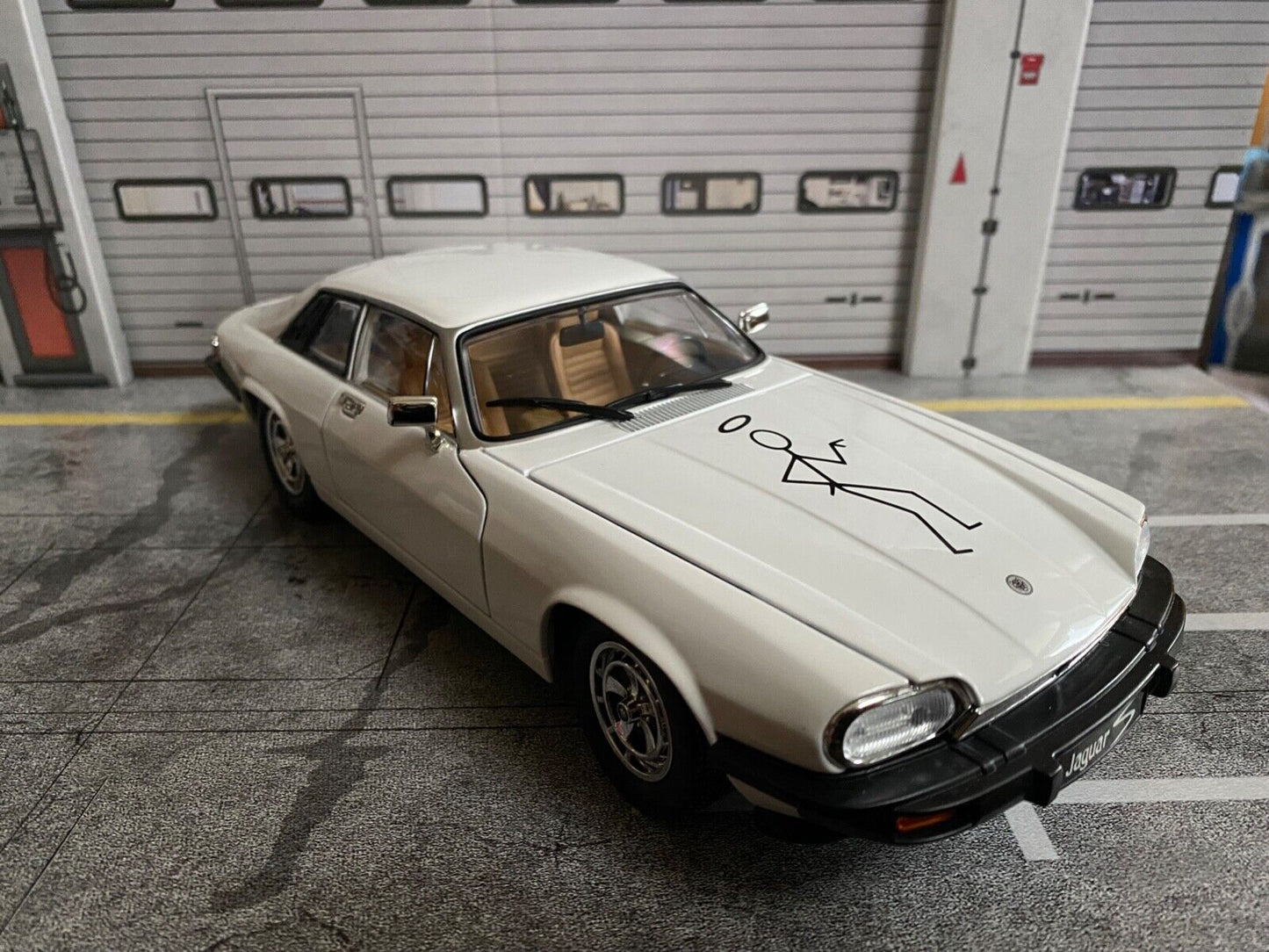 Jaguar XJ-S Simon Templar THE RETURN OF THE SAINT with Saint hood decal XJS 1:18