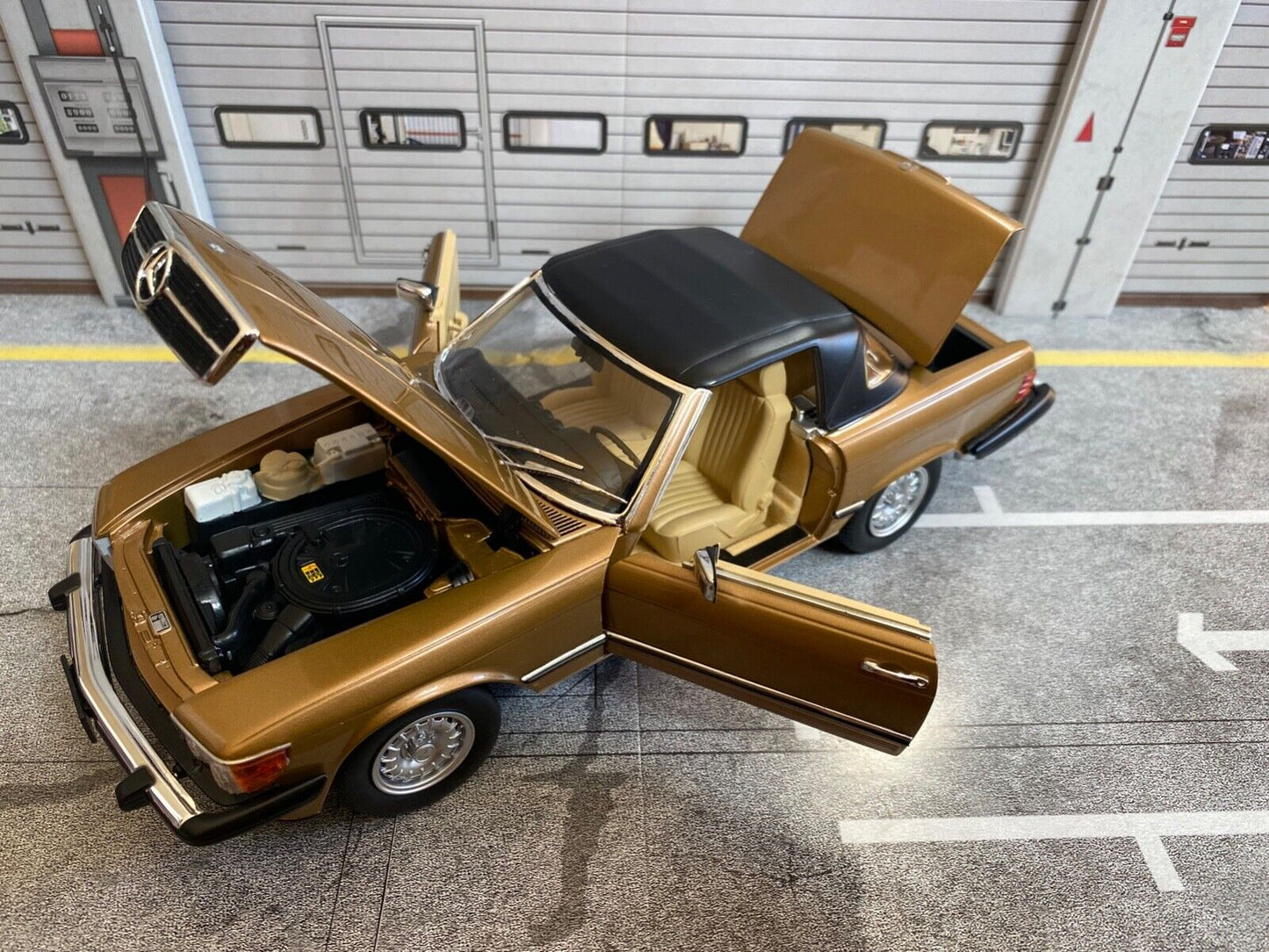 Mercedes Benz 300 SL Gold Metallic R107 Umbau auf US-Version Barock Felgen 1:18