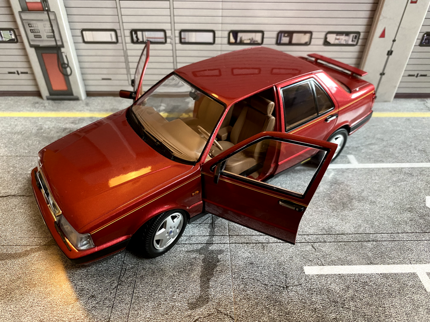 Lancia Thema 8.32 Ferrari geöffneter Heckspoiler/Open Rear Wing Winner Red 1:18