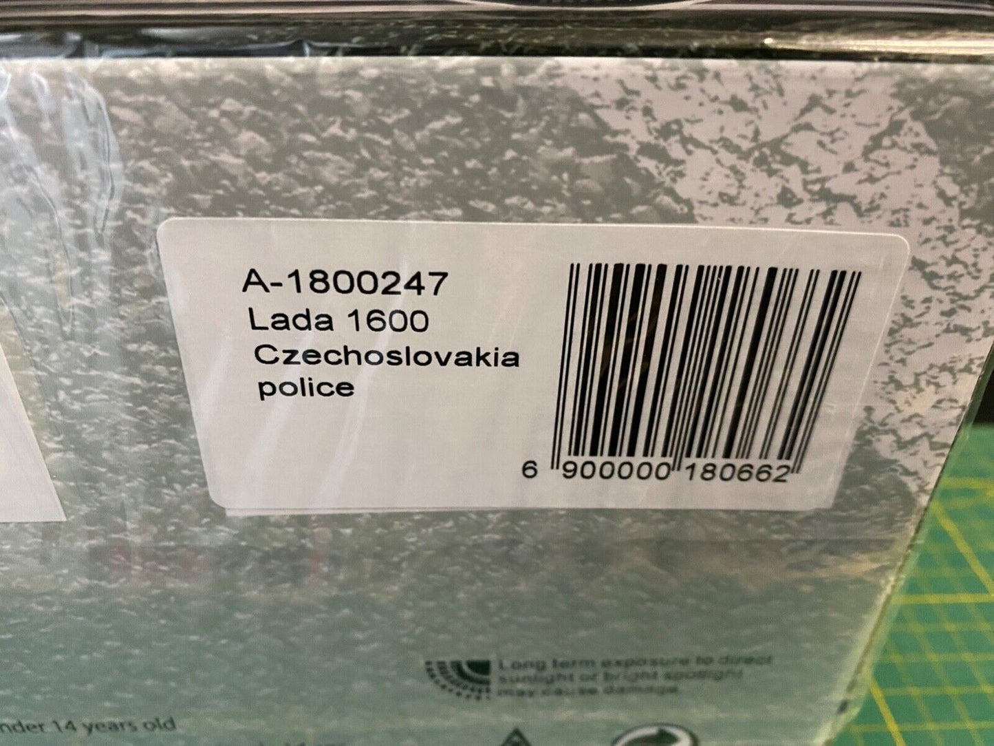 Lada 1600 VB CSSR ähnlich aus James Bond 007 "The Living Daylights" Triple9 1:18