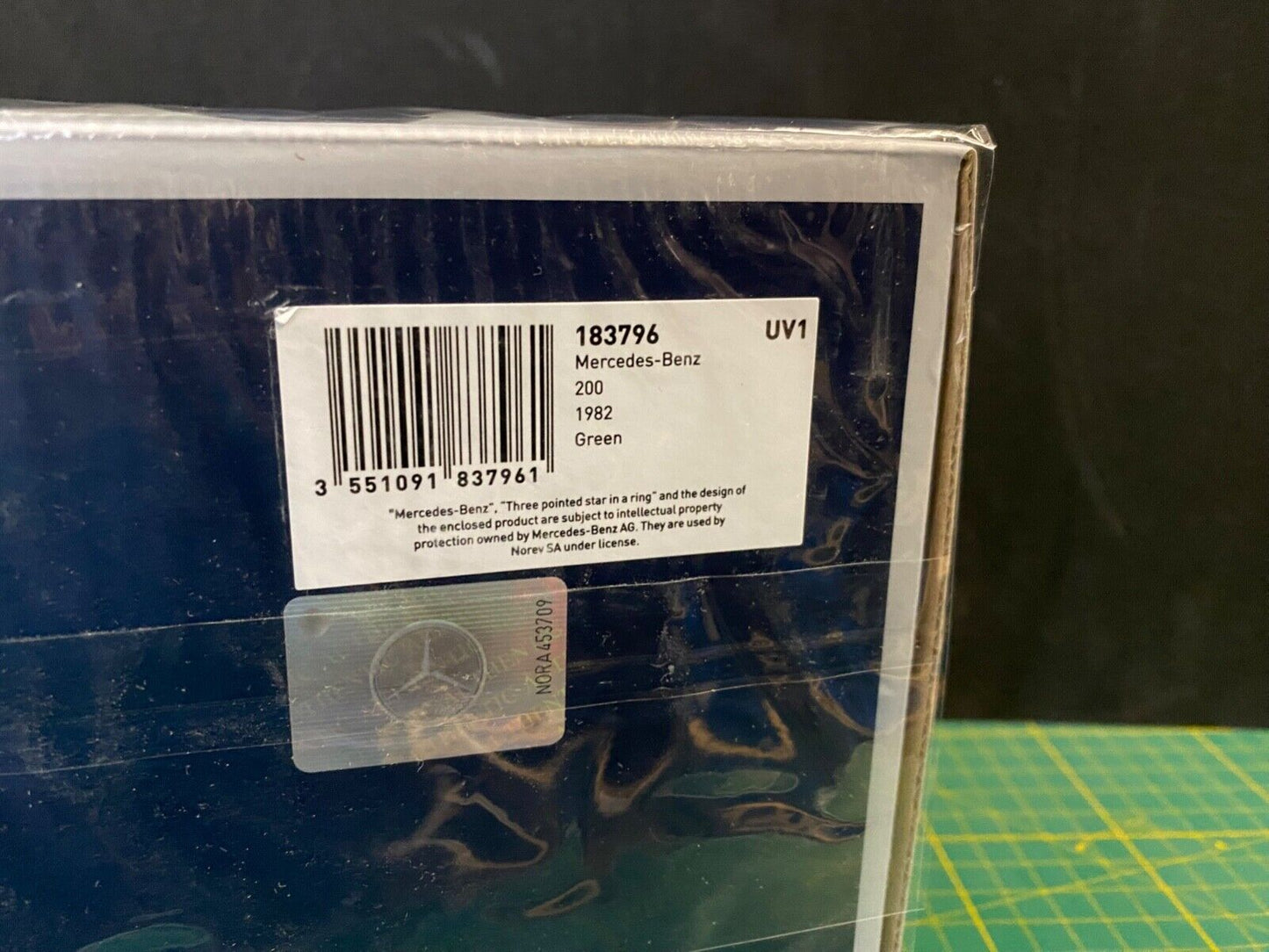 Mercedes Benz 200 Grün 1982 W123 183796 Norev Neu in OVP 1:18