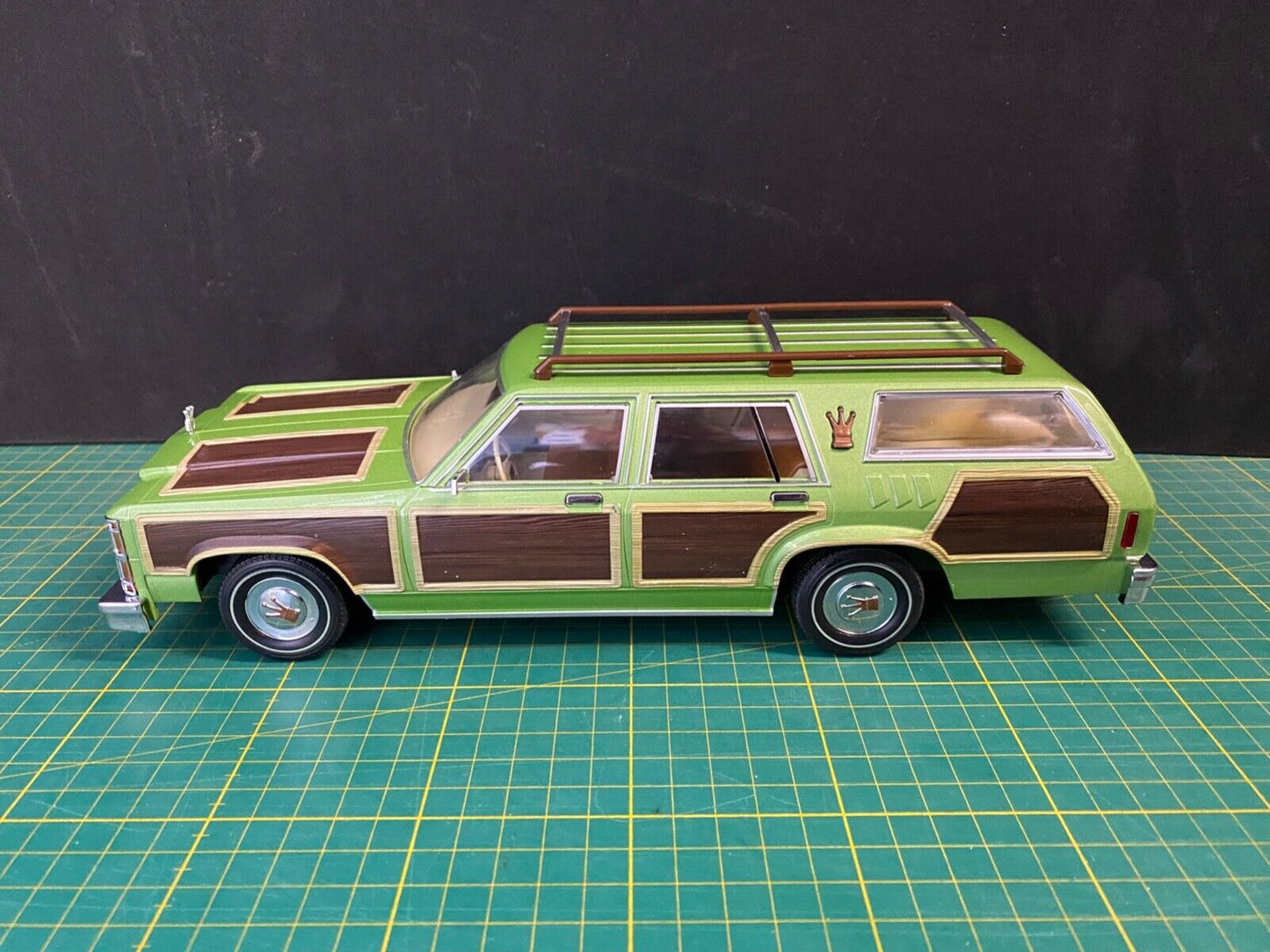 National Lampoon´s Vacation Family Truckster + original Lou Glutz plates 1:18