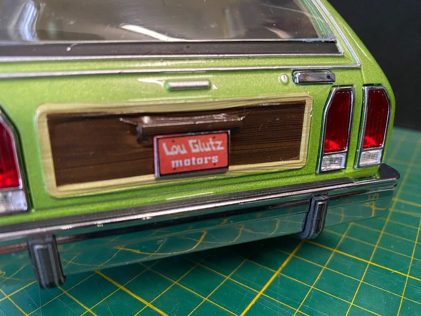 National Lampoon´s Vacation Family Truckster + original Lou Glutz plates 1:18