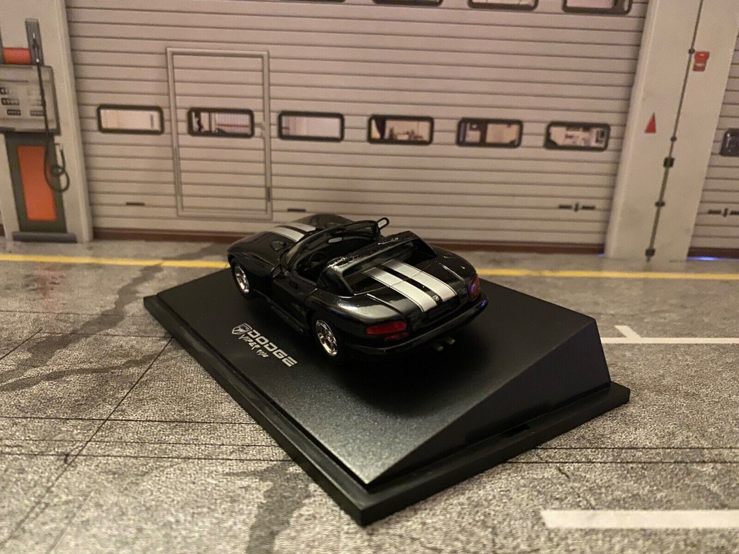 Dodge Viper RT/10 schwarz mit silbernen Streifen 1:43