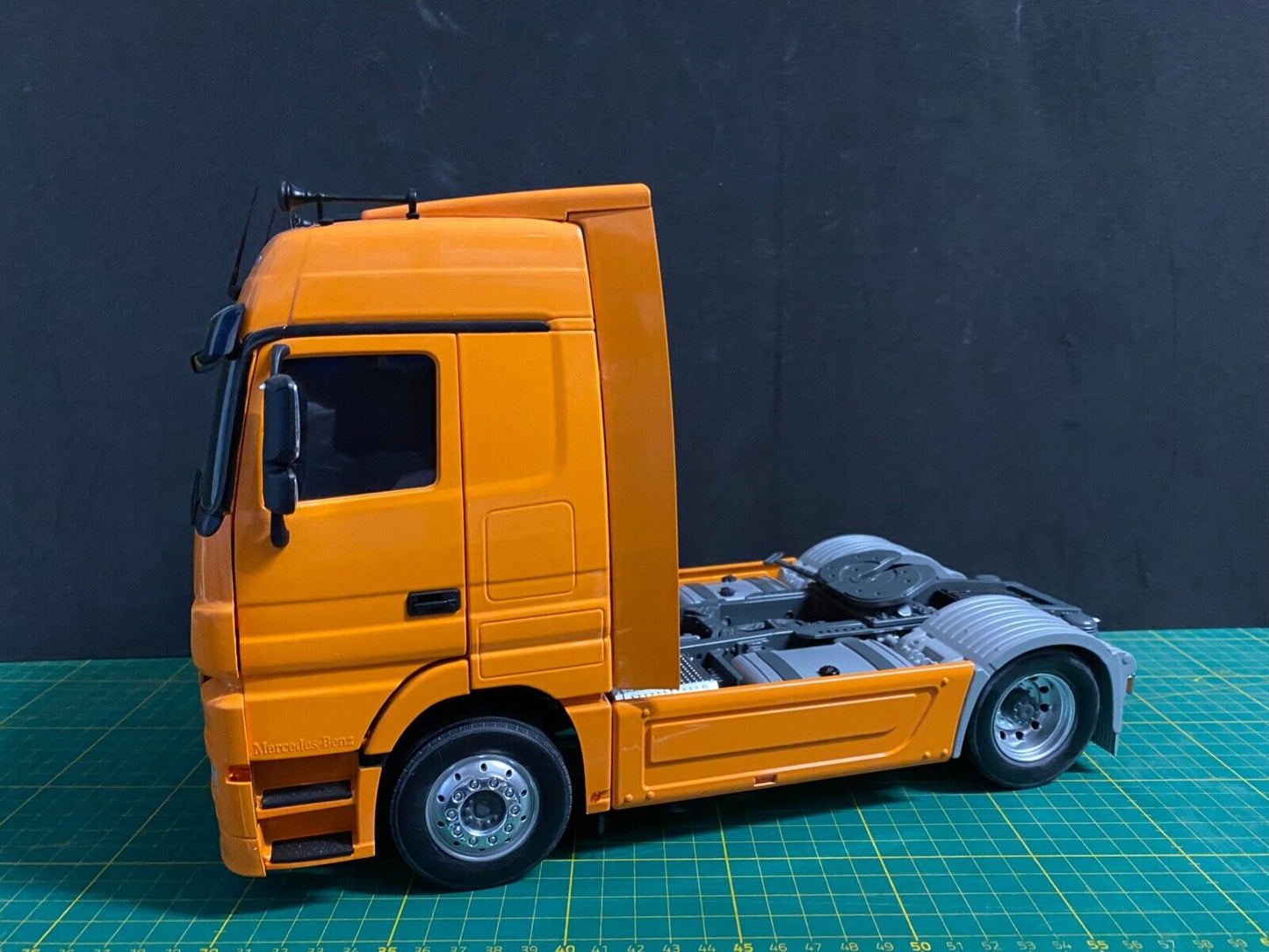 Mercedes Benz Actros Sondermodell IAA Pure Orange Limited 1 von 100 Eligor 1:18